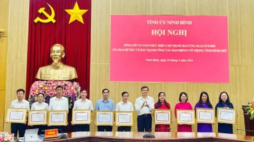 Các tập thể và cá nhân nhận Bằng khen vì có thành tích xuất sắc trong việc thực hiện Chỉ thị số 38-CT/TW của Ban Bí thư về đẩy mạnh công tác bảo hiểm y tế trong tình hình mới. (Ảnh: Yến Trinh)