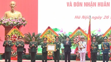 Chủ tịch nước Lương Cường trao Huân Chương Hồ Chí Minh cho lực lượng Dân quân tự vệ Việt Nam.