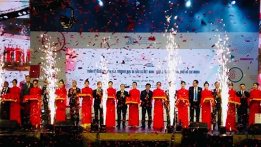 Nghi thức cắt băng khai mạc sự kiện.