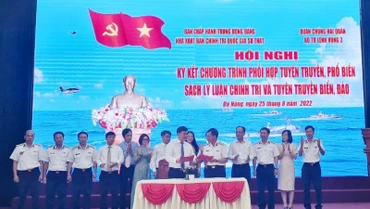 Ký kết Chương trình phối hợp trong tuyên truyền, phổ biến sách lý luận chính trị và tuyên truyền về biển, đảo giữa Nhà xuất bản Chính trị quốc gia Sự thật và Bộ Tư lệnh Vùng 3 Hải quân. 