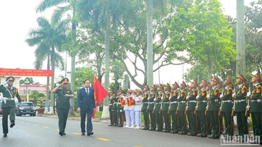 Chủ tịch Quốc hội Trần Thanh Mẫn duyệt đội danh dự Quân khu 3.