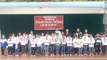 Trao học bổng “Vì em vượt khó hiếu học” cho 70 học sinh bán trú.