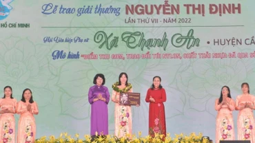 Trao Giải thưởng Nguyễn Thị Định 2022 cho các tập thể, cá nhân đạt thành tích nổi bật.