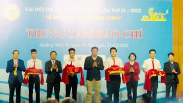 Các đại biểu cắt băng Khánh thành Trung tâm Báo chí.