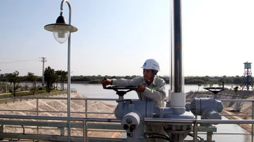 Dây chuyền sản xuất nước sạch tại Nhà máy nước mặt sông Đuống. 