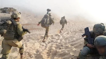 Binh sỹ Israel triển khai chiến dịch trên bộ chống lực lượng Hamas ở Dải Gaza ngày 7/11/2023. (Ảnh: THX/TTXVN)