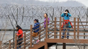 Tư liệu: Khách du lịch tham quan Công viên hòa bình Imjingak gần Khu phi quân sự (DMZ) liên Triều, tại Paju, Hàn Quốc, ngày 5/4/2013. (Ảnh: AFP/TTXVN)
