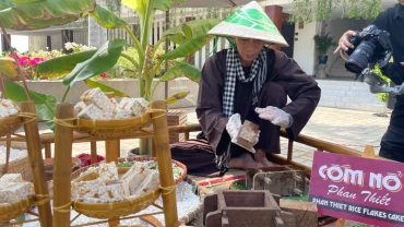 Món cơm nổ được đầu bếp tái hiện làm bằng tay.