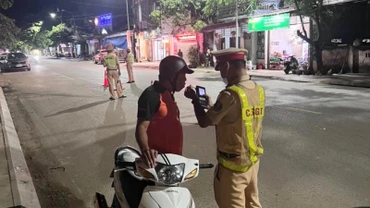 Lực lượng Cảnh sát giao thông-Công an tỉnh Hòa Bình kiểm tra nồng độ cồn người tham gia giao thông cả ngày lẫn đêm.