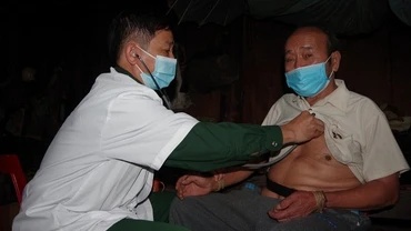 Cán bộ quân y đến tận nhà khám bệnh cho người dân Mường Lống.