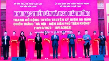 Các đại biểu cắt băng khai mạc Triển lãm.