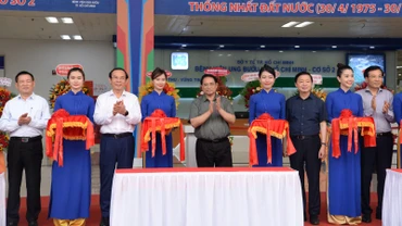 Thủ tướng Phạm Minh Chính và các đồng chí lãnh đạo cắt băng khánh thành Bệnh viện Ung bướu Thành phố Hồ Chí Minh (cơ sở 2).