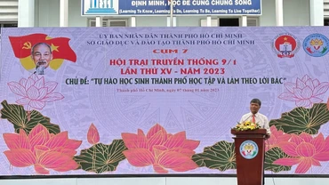 Lãnh đạo Sở Giáo dục và Đào tạo Thành phố Hồ Chí Minh phát biểu tại hội trại.