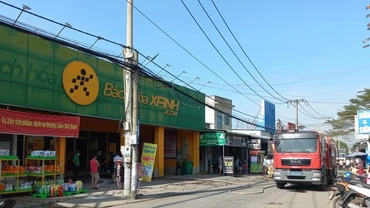 Xe chữa cháy chuyên dụng được điều đến hiện trường để dập lửa.