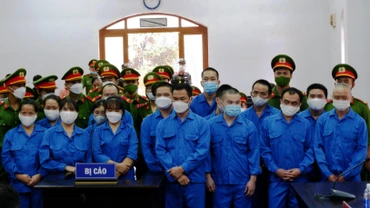 Bị cáo Vàng Seo Trắng và các đồng phạm tại phiên tòa.