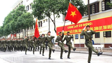 Hợp luyện của lực lượng Công an nhân dân tham gia diễu binh diễu hành kỷ niệm 50 năm Ngày giải phóng miền nam, thống nhất đất nước tại Trung tâm huấn luyện, bồi dưỡng nghiệp vụ và giáo dục nghề nghiệp số 2, Bộ Tư lệnh Cảnh sát cơ động.