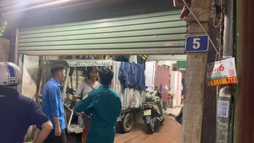 Lực lượng chức năng quận Tây Hồ đến gõ cửa từng nhà trong đêm để vận động người dân sống trong vùng có nguy cơ ngập lụt đến nơi an toàn.