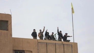 Các thành viên lực lượng đối lập Syria SDF sau khi chiếm quyền kiểm soát thành phố Deir el-Zor, miền Đông Syria ngày 7/12. (Ảnh: Reuters/TTXVN)