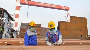 Những công nhân đóng tàu tại Nhà máy đóng tàu Nam Triệu với khoảng 20 năm tuổi nghề. (Ảnh: THẾ ĐẠI)