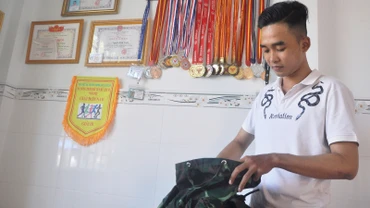 Em Nguyễn Hoài Trọng chuẩn bị tư trang để ngày mai (9/2) lên đường nhập ngũ.