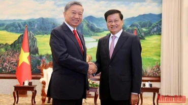 Tổng Bí thư, Chủ tịch nước Lào Thongloun Sisoulith và Bộ trưởng Công an Tô Lâm tại buổi tiếp. (Ảnh: Trịnh Quốc Dũng)