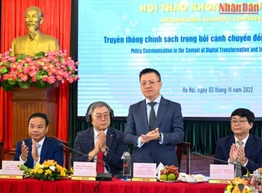 Tổng Biên tập Báo Nhân Dân Lê Quốc Minh, Giám đốc quốc gia KOICA Việt Nam Cho Han-Deog, Giám đốc Học viện Báo chí và Tuyên truyền Phạm Minh Sơn và các đại biểu chủ trì Hội thảo.