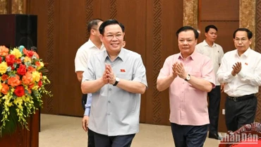 Chủ tịch Quốc hội Vương Đình Huệ, Bí thư Thành ủy Đinh Tiến Dũng cùng các đại biểu dự buổi làm việc.