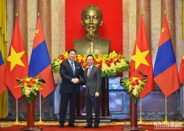 Chủ tịch nước Võ Văn Thưởng và Tổng thống Mông Cổ Ukhnaagiin Khurelsukh sau buổi gặp gỡ báo chí.