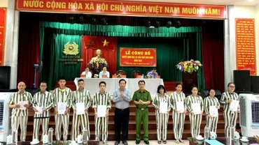 Trao giấy chứng nhận đặc xá, căn cước công dân gắn chip cho 10 phạm nhân đại diện số phạm nhân được đặc xá năm 2022.