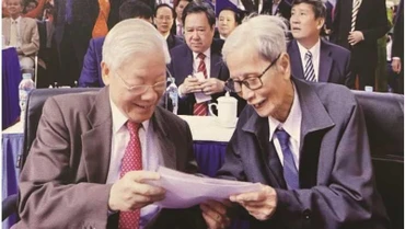 Giáo sư, Tiến sĩ Nguyễn Phú Trọng, Tổng Bí thư, Chủ tịch nước, cựu học sinh nhà trường, vui mừng nhớ lại kỷ niệm cùng Nhà giáo Lê Đức Giảng, nguyên: Bí thư Chi bộ, Giáo viên chủ nhiệm lớp 9B, Trường trung học phổ thông Nguyễn Gia Thiều, nhân dịp tới dự Lễ kỷ niệm 70 năm thành lập Trường tại quận Long Biên, thành phố Hà Nội (1950-2020) và đón nhận Huân chương Độc lập hạng Ba, ngày 14/11/2020.