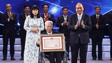 Chủ tịch nước Nguyễn Xuân Phúc trao Giải thưởng Hồ Chí Minh cho Giáo sư, Tiến sĩ khoa học Nguyễn Quang Hồng, tác giả công trình "Tự điển chữ Nôm dẫn giải". (Ảnh: Thống Nhất/TTXVN)