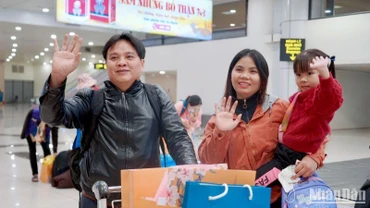 Sau nhiều năm xa quê, gia đình người lao động vui mừng khi được về thăm gia đình.