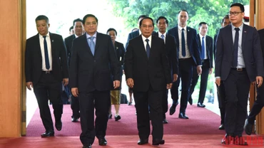 Thủ tướng Chính phủ Phạm Minh Chính đón đồng chí Bounthong Chitmany, Ủy viên Bộ Chính trị, Thường trực Ban Bí thư Đảng nhân dân cách mạng Lào, Phó Chủ tịch nước CHDCND Lào.