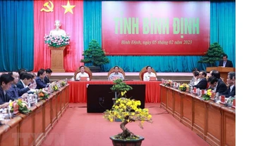 Thủ tướng Phạm Minh Chính làm việc với Ban Thường vụ Tỉnh ủy Bình Định. (Ảnh: Dương Giang/TTXVN)