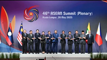 Các nhà lãnh đạo bắt tay kiểu đặc trưng ASEAN. (Ảnh: Ban Tổ chức ASEAN 46)