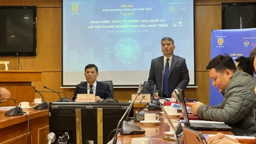 Vụ trưởng Vụ Pháp luật dân sự-kinh tế Nguyễn Thanh Tú trả lời các câu hỏi tại buổi họp báo. 