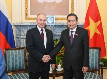 Chủ tịch Quốc hội Trần Thanh Mẫn và Tổng thống Liên bang Nga Vladimir Putin chụp ảnh lưu niệm tại buổi hội kiến.
