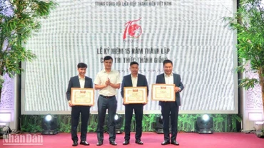 Bí thư thứ nhất Trung ương Đoàn Bùi Quang Huy trao Bằng khen tặng tập thể và các cán bộ Cổng tri thức Thánh Gióng. 