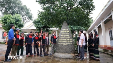 Nhân dân vùng đất anh hùng xã Dur Kmăl, huyện Krông Ana, tỉnh Đắk Lắk ôn lại kỷ niệm bên cây sao do Tổng Bí thư, Chủ tịch nước Nguyễn Phú Trọng trồng tại trụ sở Ủy ban nhân dân xã. (Ảnh: Hoài Thu/TTXVN)