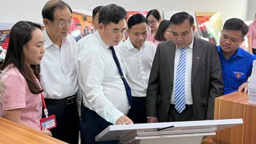 Các đại biểu tham quan triển lãm.