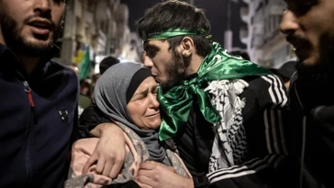 Một tù nhân Palestine, được trả tự do theo thỏa thuận ngừng bắn, gặp lại người thân ở Ramallah, Bờ Tây ngày 26/11/2023. (Ảnh: AFP/TTXVN)