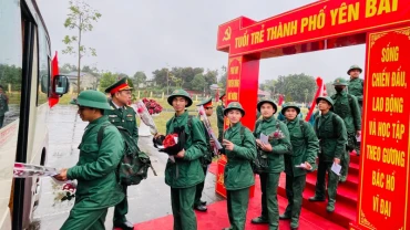 Tuổi trẻ thành phố nô nức lên đường làm nghĩa vụ quân sự tại ngũ. (Ảnh: THANH SƠN)
