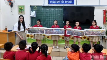 Cô và trò lớp 1A10, Trường tiểu học Vĩnh Hưng, quận Hoàng Mai (Hà Nội) hào hứng với bức tranh panorama “Chiến dịch Điện Biên Phủ”.