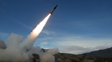 Tên lửa được phóng từ Iran về phía Israel tối 13/4/2024. (Ảnh: IRNA/TTXVN)