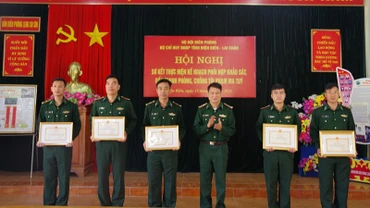 Lãnh đạo Bộ Chỉ huy Bộ đội Biên phòng Lai Châu trao Giấy khen tặng các cá nhân có thành tích xuất sắc trong thực hiện phối hợp đấu tranh phòng, chống tội phạm ma túy trên địa bàn hai tỉnh.