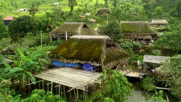 Trên đỉnh Tây Côn Lĩnh, những mái nhà rêu phong của người dân tộc Dao, thôn Xà Phìn, xã Phương Tiến, huyện Vị Xuyên thu hút khách du lịch. 