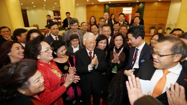 Nhân dịp đón Xuân Mậu Tuất 2018, chiều 7/2/2018, tại Trụ sở Trung ương Đảng, Tổng Bí thư Nguyễn Phú Trọng gặp mặt kiều bào tiêu biểu về dự Chương trình Xuân quê hương 2018. Trong ảnh: Tổng Bí thư Nguyễn Phú Trọng với kiều bào tiêu biểu. (Ảnh: Trí Dũng/TTXVN)