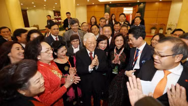 Nhân dịp đón Xuân Mậu Tuất 2018, chiều 7/2/2018, tại Trụ sở Trung ương Đảng, Tổng Bí thư Nguyễn Phú Trọng gặp mặt kiều bào tiêu biểu về dự Chương trình Xuân quê hương 2018. Trong ảnh: Tổng Bí thư Nguyễn Phú Trọng với kiều bào tiêu biểu. (Ảnh: Trí Dũng/TTXVN)