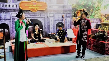 Biểu diễn làng điệu dân ca Quan họ.