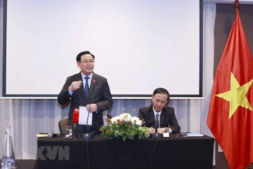 Chủ tịch Quốc hội Vương Đình Huệ phát biểu trong buổi gặp mặt. (Ảnh: Doãn Tấn/TTXVN)